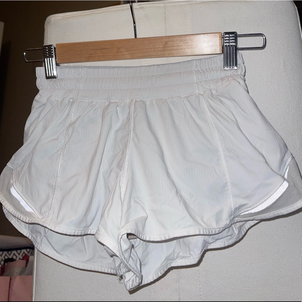 LULU LEMON- Hotty Hot shorts White, small inseam